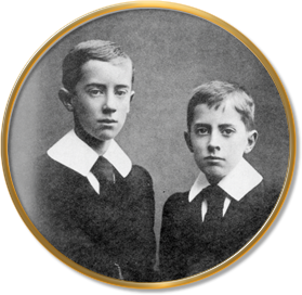 Tolkien (esquerda) e seu irmão Hilary em 1905