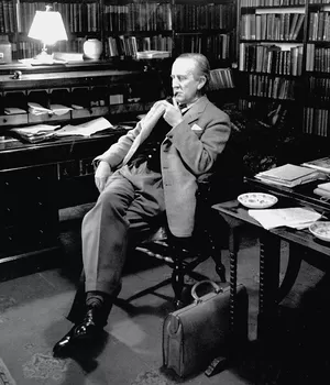 J.R.R. Tolkien em seu escritório