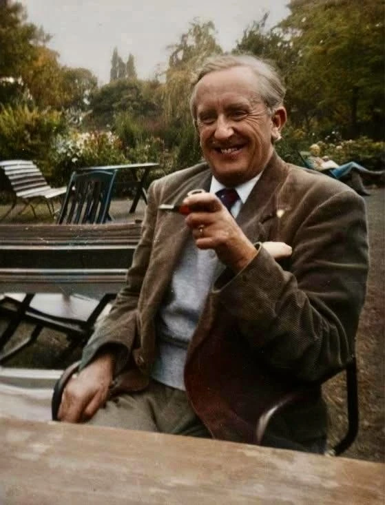 J.R.R. Tolkien sorrindo