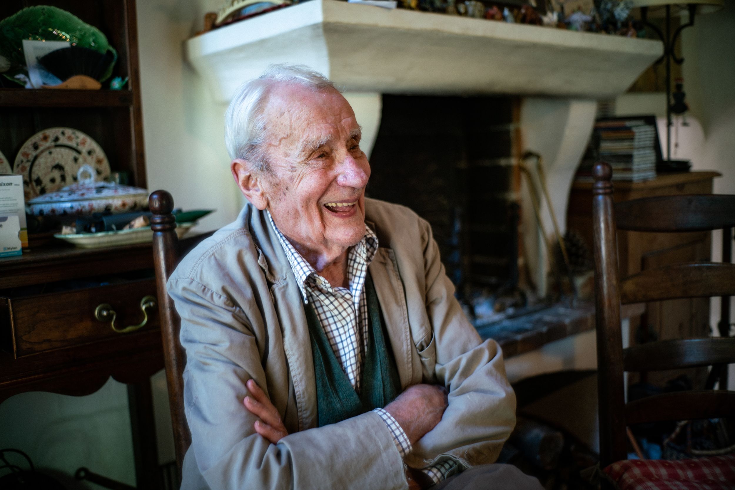 Christopher Tolkien em sua biblioteca