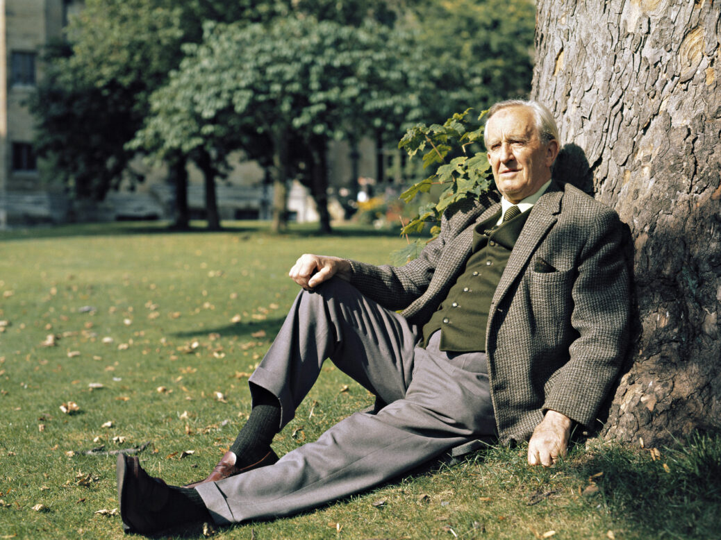 J.R.R. Tolkien junto a uma árvore